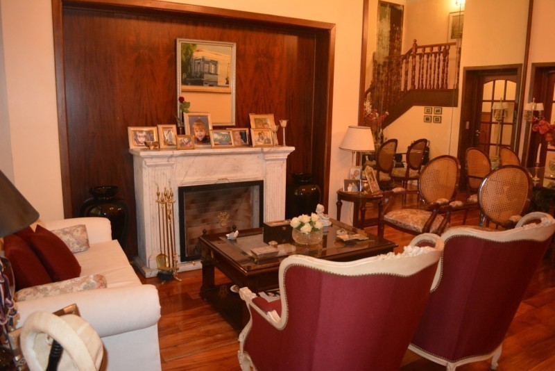 EXCELENTE CASA CON GARAGE - GRAN PLAY ROOM CON PARRILLA
